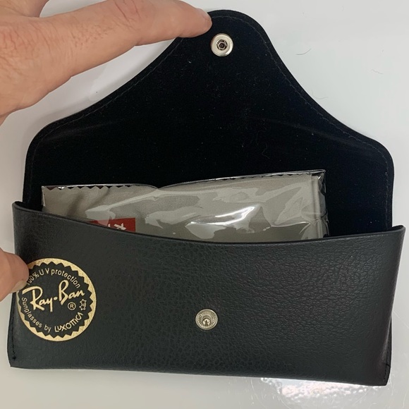 Ray Ban | Aviator Sunglasses Case in Pebbled Black with Cleaning Cloth - Picture 6 of 9